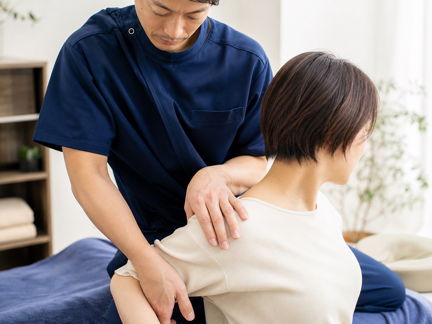 肩まわりの状態を確認する整体施術イメージ